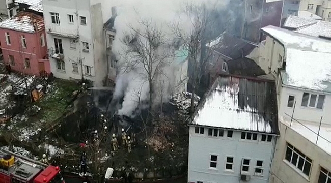 Beyoğlu'nda metruk ahşap ev yangında küle döndü