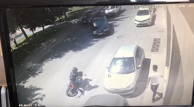 Beyoğlu'nda motosikletlinin metrelerce sürüklendiği kaza kamerada