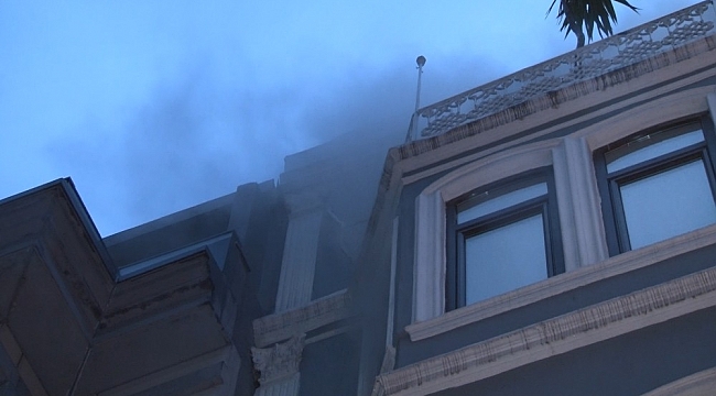 Beyoğlu'nda otel yangınında 2 kişi içeride mahsur kaldı