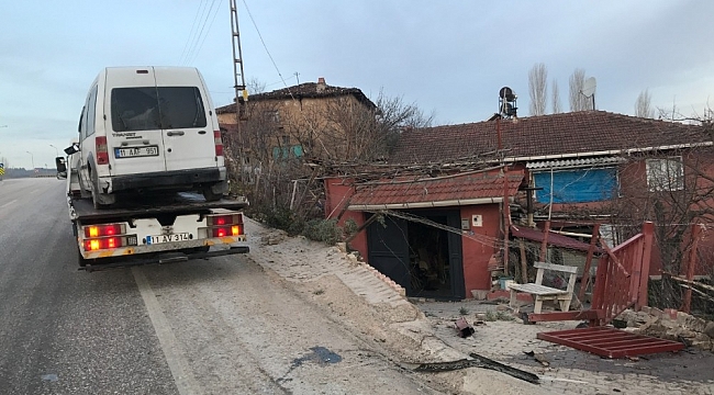 Bilecik'te kontrolden çıkan araç bir evin bahçesine devrildi