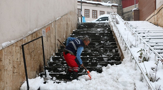 Bitlis'te günde 200 kamyon kar şehir dışına taşınıyor