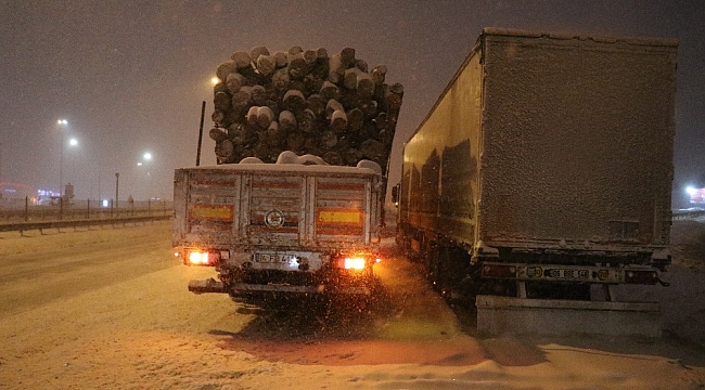 Bolu Dağı'nda kar nedeniyle ulaşımda aksaklık yaşanıyor