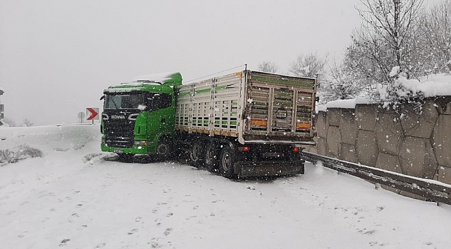 Bolu Dağı'nda makaslayan tır yolu trafiğe kapattı