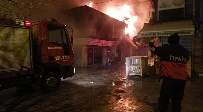 Bolvadin'de çıkan yangında 10 iş yeri alevlere teslim oldu
