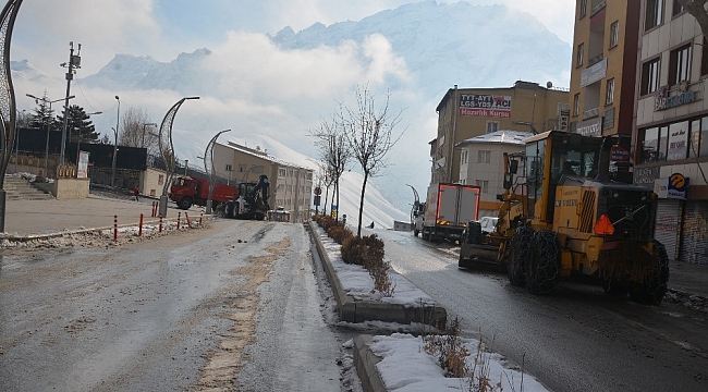 Boş caddeler yerini belediye çalışmasına bıraktı