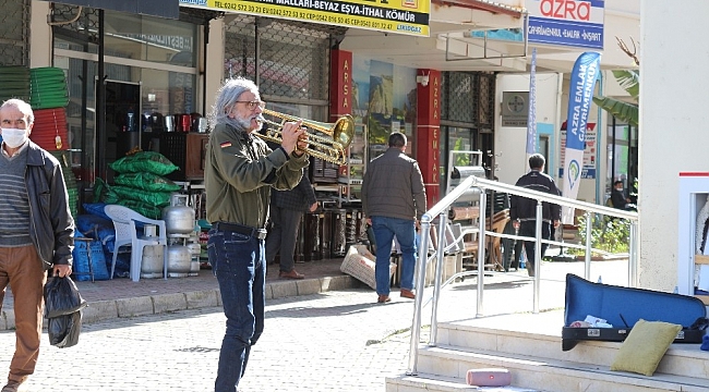 Brezilyalı orkestra şefinden Antalya sokaklarında trompet resitali