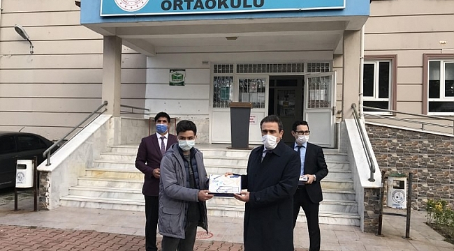 Burhaniyeli öğrencilerin tablet sevinci