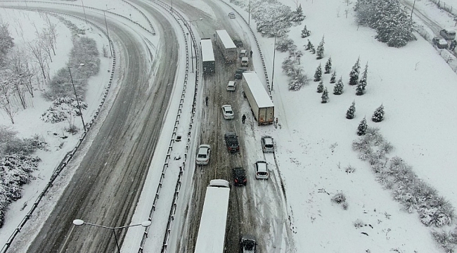 Bursa-İzmir otobanı kar yağışı sebebiyle trafiğe kapandı