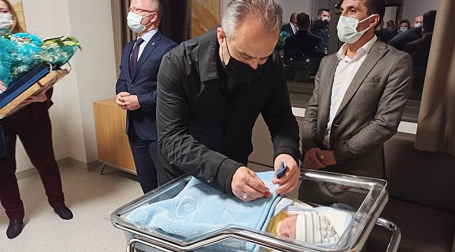 Bursa'da 2020'nin son 2021'in ilk bebekleri dünyaya geldi