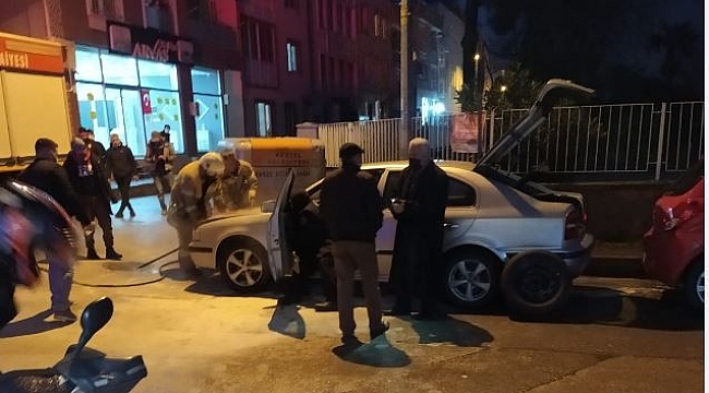 Bursa'da alev alan otomobili mahalle sakinleri söndürdü