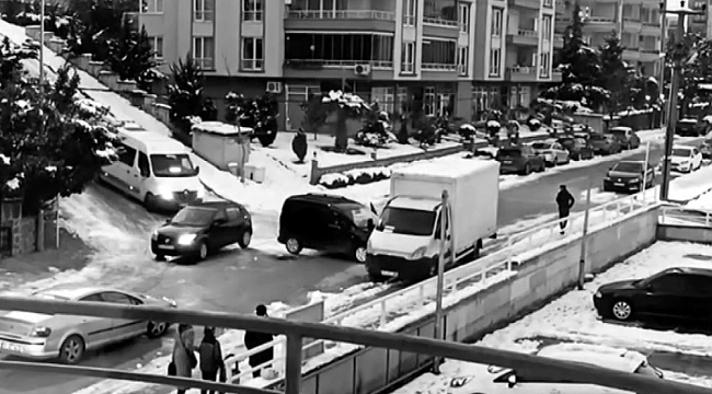 Bursa'da otomobillerin buz dansı...Kamyonete böyle çarptılar