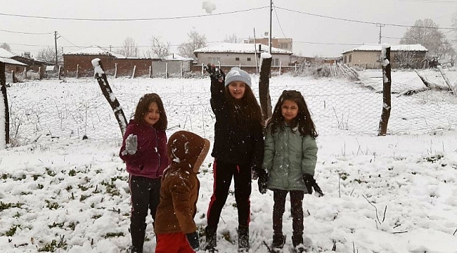 Bursa'ya kar yağışı başladı, keyfini çocuklar çıkarttı