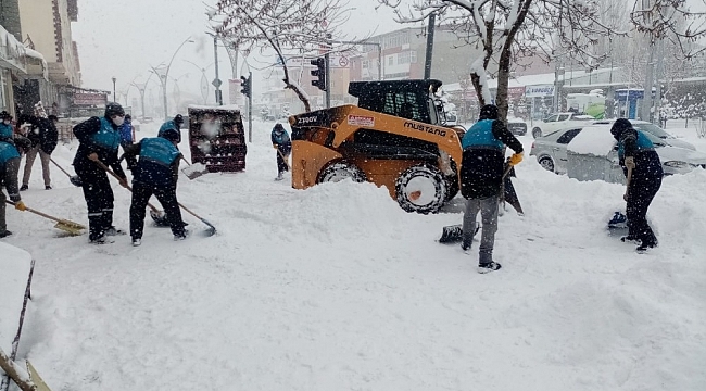 Çaldıran'da kapanan yollar tek tek açılıyor