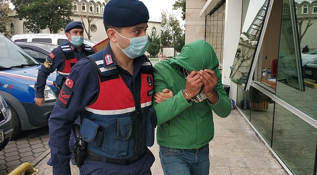 Camı kırıp içeri girdiği evden kurusıkı tabanca çaldı