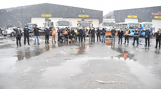 Çayırova'da karla mücadele sürüyor
