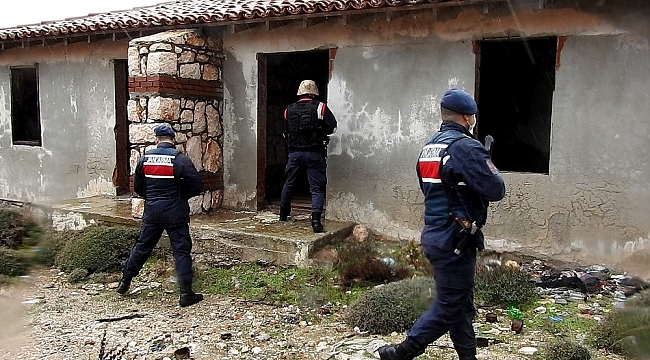 Çeşme'de jandarma yasa dışı geçişe engel olmak için metruk binaları didik didik aradı