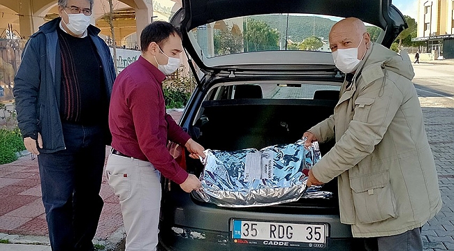 Çeşme'deki mahalle muhtarı sokak hayvanlarına sahip çıkıyor