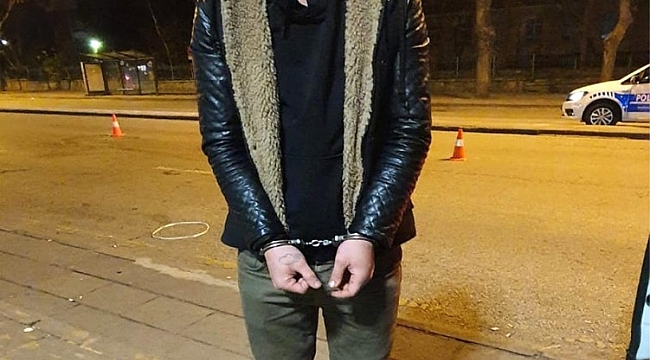 Ceza yememek için taksinin bagajında yolculuk yaparken polislere yakalandı