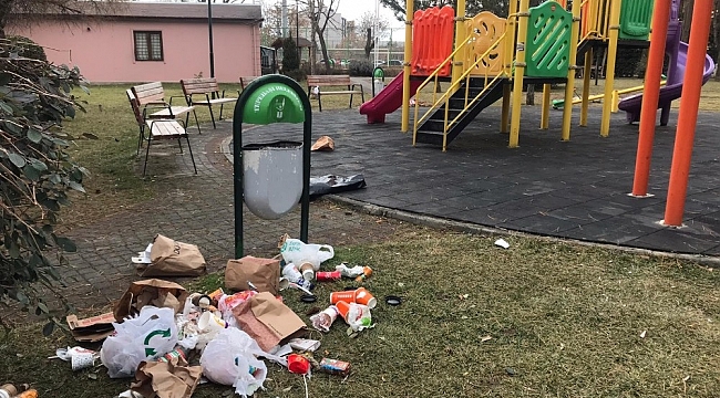Çocuk parkını çöplüğe dönüştürdüler