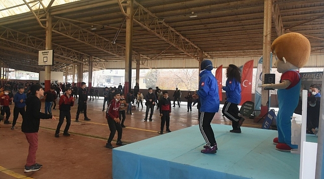 Çocuklar semt pazarında spor yaptı