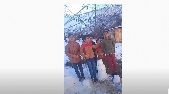 Çocukların kardan doğum günü pastası