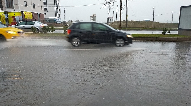 Çorlu'da sağanak yağış hayatı olumsuz etkiledi