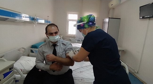 Daday'da sağlık çalışanlarına ilk korona virüs aşısı uygulandı