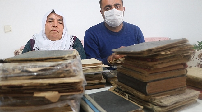 Dedelerinden miras kalan kitaplara gözleri gibi bakıyorlar