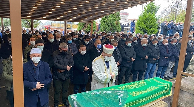 Dekan annesini toprağa verdi