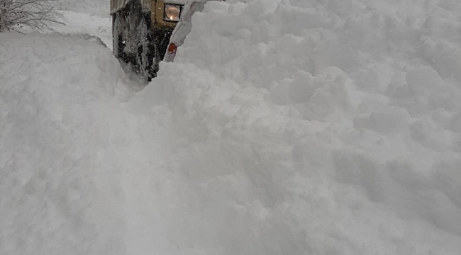 Devrek'te kar köy yolarını kapattı