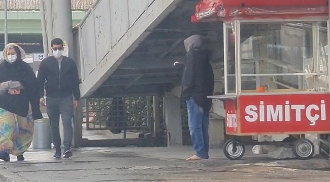 Dilenci çocukların çıplak ayak oyunu kamerada