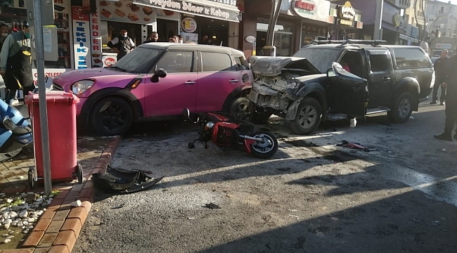 Direksiyonda rahatsızlandı, araçlara çarparak durabildi: 4 yaralı