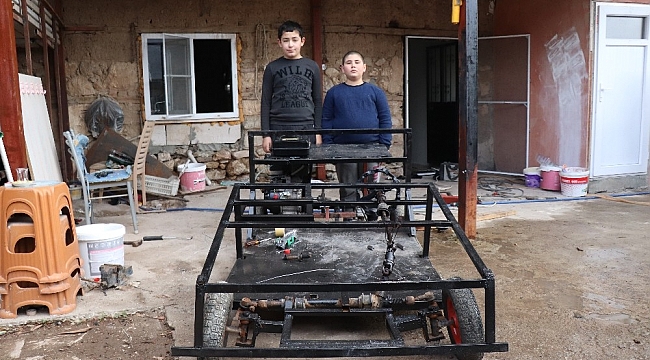 Diziden esinlenen iki kuzen, hurdacıdan topladıkları malzemelerle kendi araçlarını yaptı