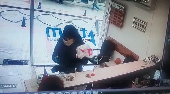 Döviz bürosunu soymaya çalışan silahlı saldırgan, kadın çalışan direnince böyle kaçtı