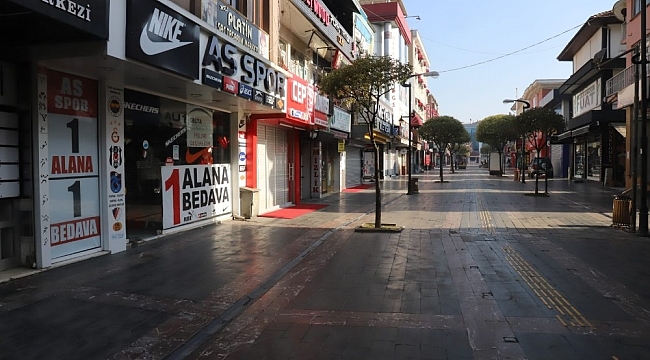 Düzce'de cadde ve sokaklar boş kaldı