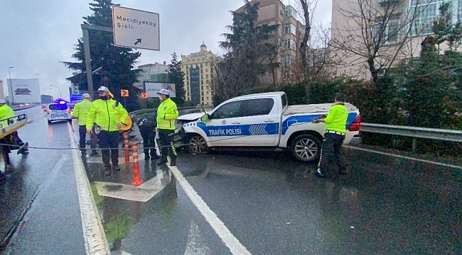 E-5 karayolunda polis aracı bariyerlere ok gibi saplandı: 2 yaralı