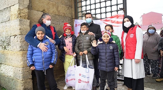 Edirne'deki çocuklara kışlık kıyafet hediye edildi