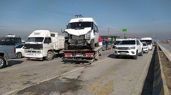 Edremit'te minibüsler çarpıştı: 11 yaralı