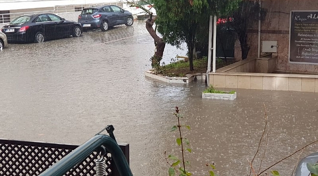 Edremit'te sağanak yağmur yolları göle çevirdi