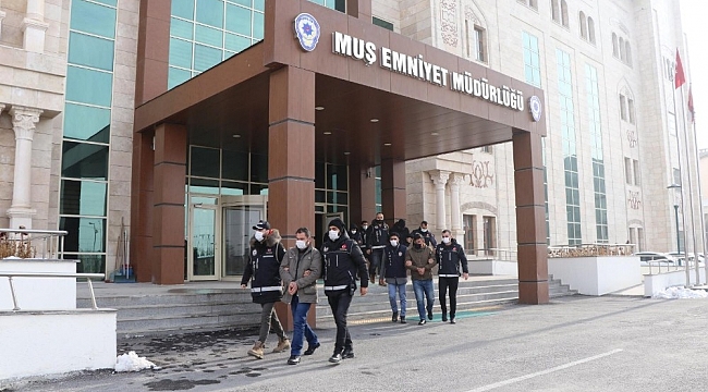 Ehliyet sınavı için kopya düzeneği hazırlayan çete çökertildi
