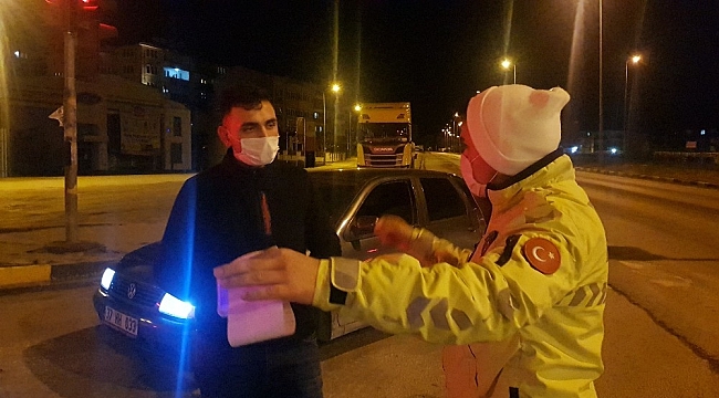 Ehliyetsiz sürücü otomobili ile cenazeye gitmeye kalkıştı, polislere yakalandı