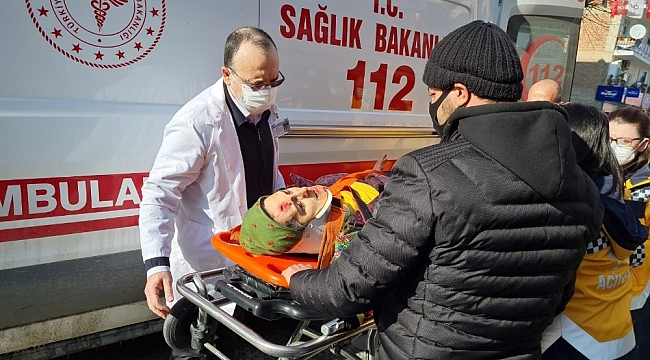 Ehliyetsiz sürücünün çarptığı kadına ilk müdahaleyi başhekim yaptı