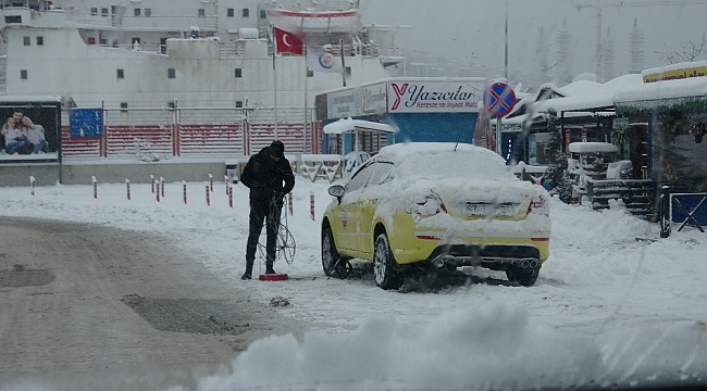 Ekipler çalışamadı, yollar buz ve karla kaplı kaldı