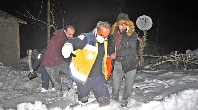 Ekipler karlı yolları açıp 76 yaşındaki hastaya ulaştı
