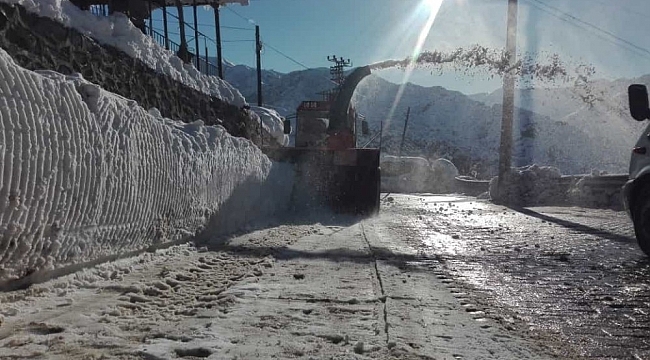 Ekipler zorlanınca devreye kar küreme aracı girdi