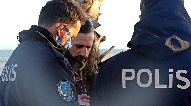 Ekstrem sporcusunun dev dalga aşkı polisi alarma geçirdi