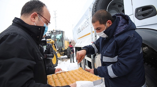 Elazığ'da karla mücadele ekiplerine validen baklavalı ziyaret