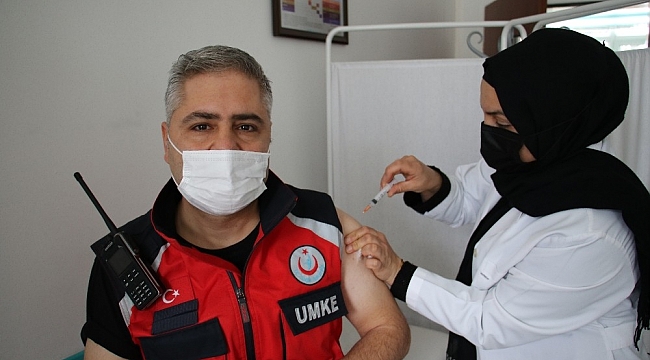 Elazığ'da UMKE personeli Covid-19 aşısı oldu