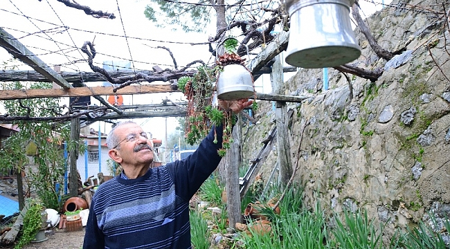 Emekli öğretmenin geri dönüşüm saksıları