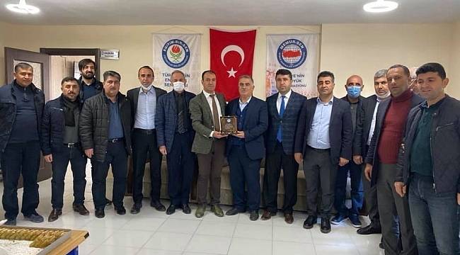 Emekli olan öğretmene plaket